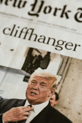 Guerra, crisi economica e compromessi. Trump cerca una via d’uscita?